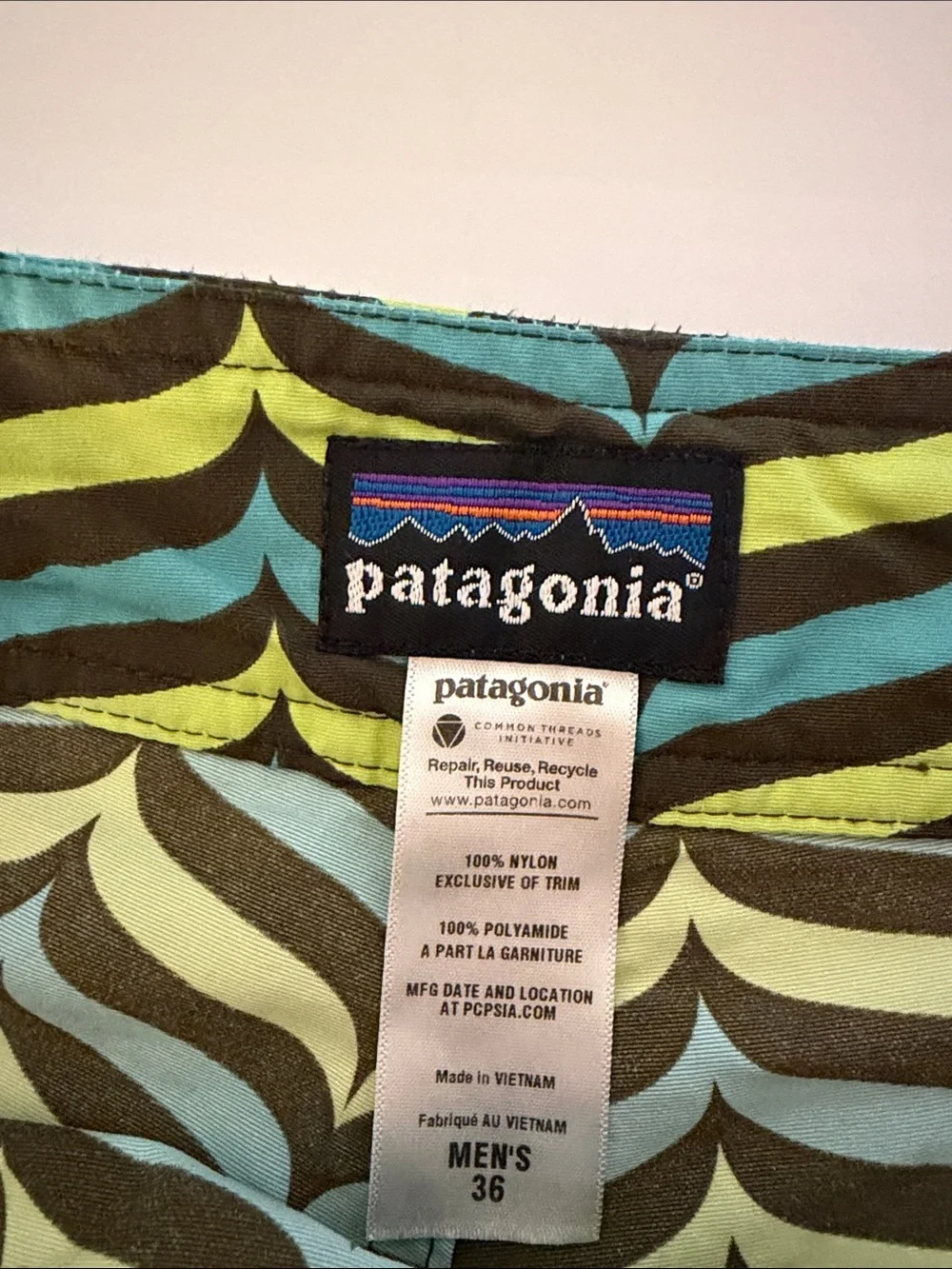 Patagonia Wavefarer blue men board shorts swim 10” 36